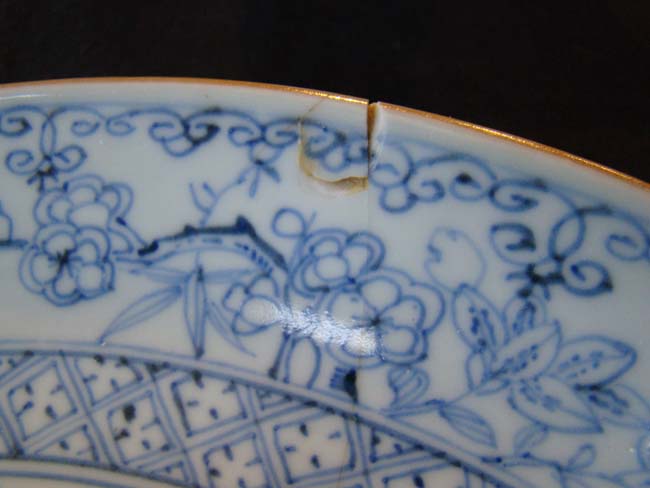 An antique 17th century Chinese blue and white porcelain plate circa 1661-1722 — image 2